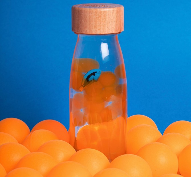Butelka do integracji sensorycznej i obserwacji Petit Boum pomarańczowa z rybą